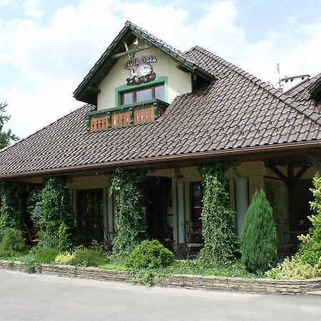 Zajazd Zlota Rybka Andrychów Exteriör bild